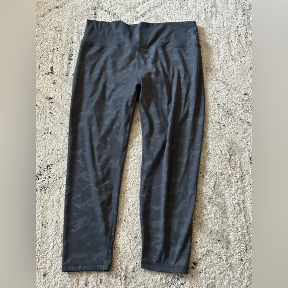 Zyia Active Size 20 Gray Digital Camo High Waisted Leggings 25” inseam - Picture 1 of 3